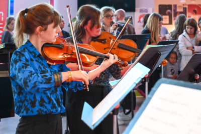 des femmes jouent du violon - Agrandir l'image 16 sur 29, fenêtre modale