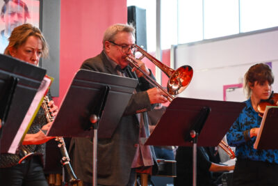 Un homme joue de la trompette - Agrandir l'image 18 sur 40, fenêtre modale