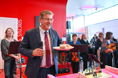 le Maire présente le gâteau - Agrandir l'image 21 sur 40, fenêtre modale