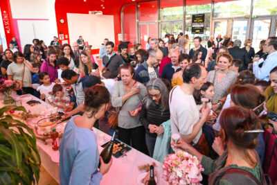 la foule profite du buffet - Agrandir l'image 23 sur 40, fenêtre modale