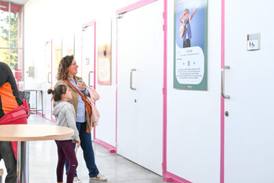 une maman et sa fille regardent l'exposition - Agrandir l'image 24 sur 40, fenêtre modale