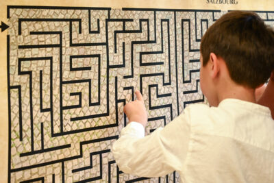 participants qui jouent à l'escape game - Agrandir l'image 25 sur 40, fenêtre modale