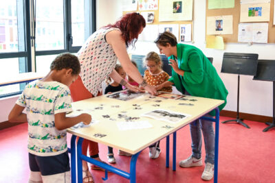 participants qui jouent à l'escape game - Agrandir l'image 26 sur 40, fenêtre modale