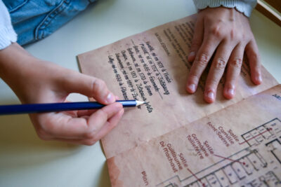 participants qui jouent à l'escape game - Agrandir l'image 28 sur 40, fenêtre modale