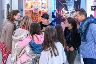 participants qui jouent à l'escape game - Agrandir l'image 30 sur 40, fenêtre modale