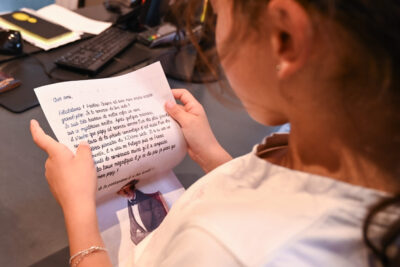 participante qui joue à l'escape game - Agrandir l'image 31 sur 40, fenêtre modale