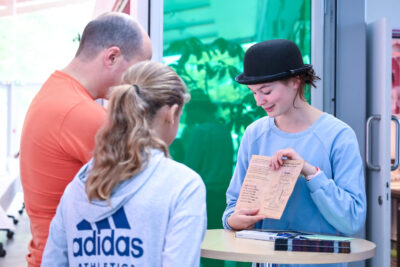 participants qui jouent à l'escape game - Agrandir l'image 33 sur 40, fenêtre modale