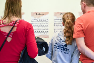 deux filles qui jouent à l'escape game - Agrandir l'image 34 sur 40, fenêtre modale