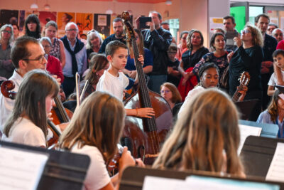 garçon qui joue de la contrebasse - Agrandir l'image 40 sur 40, fenêtre modale
