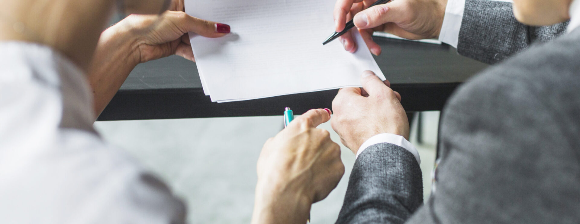 Un homme et une femme vérifient des documents