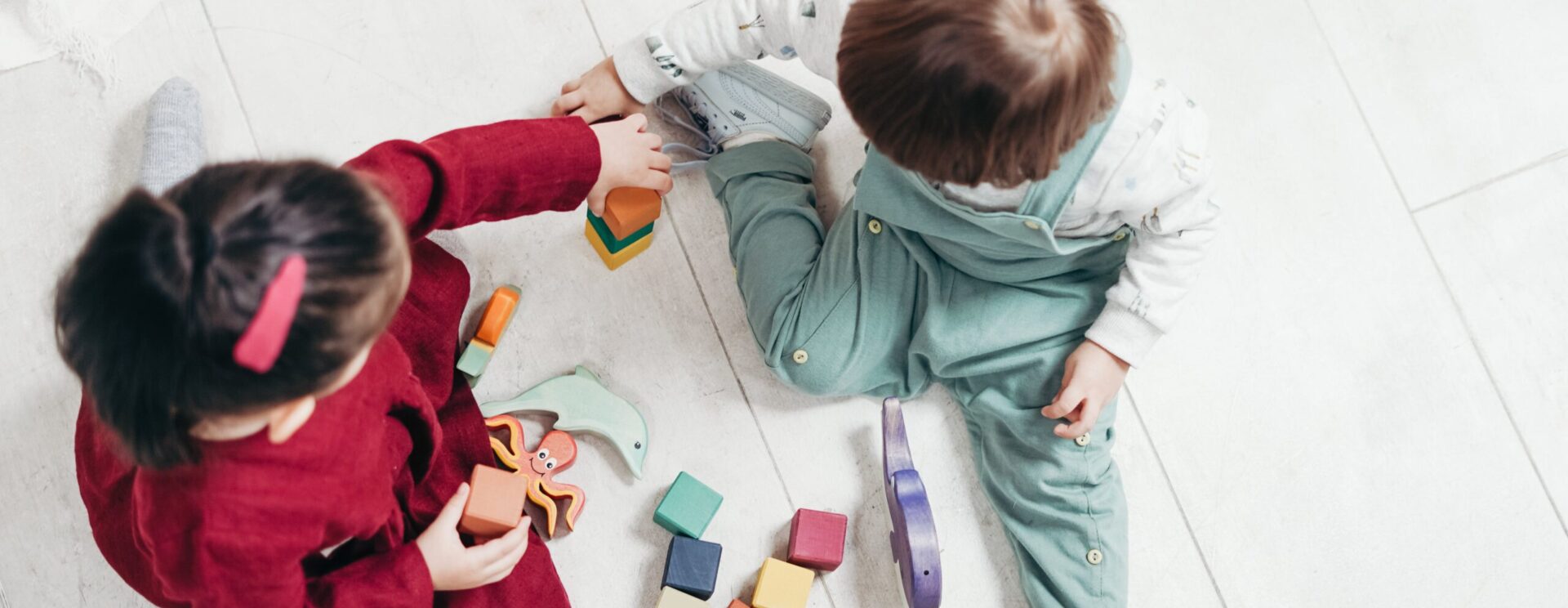 Enfants qui jouent aux cubes