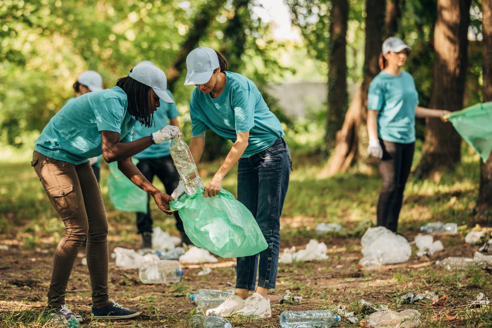 jeunes qui ramassent des déchets avec des pinces