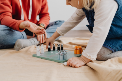 Enfants jouant à un jeu de société - Agrandir l'image, fenêtre modale