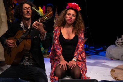 Femme qui chante accompagnée d'un musicien - Agrandir l'image, fenêtre modale