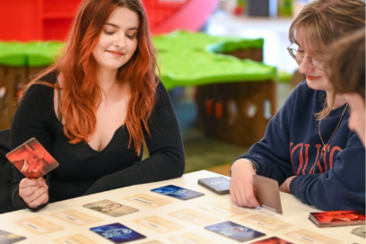 Trois personnes jouent à un jeu - Agrandir l'image, fenêtre modale